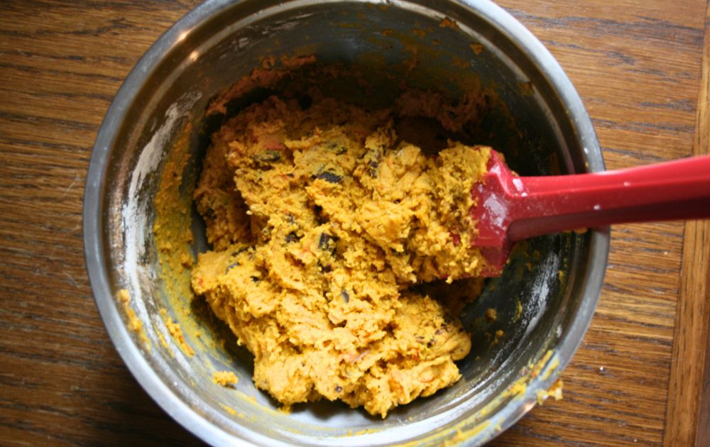 Teig in Schüssel für Pumpkin Spice Chocolate Chip Cookies