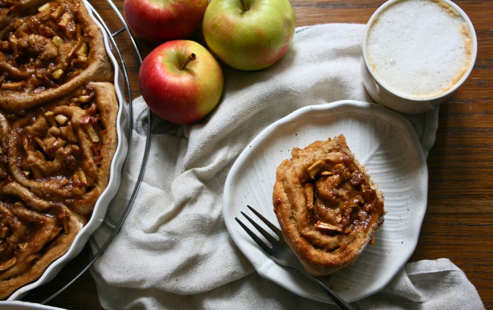 Zuckerfreie Apfel Zimtschnecke mit Kaffeetasse
