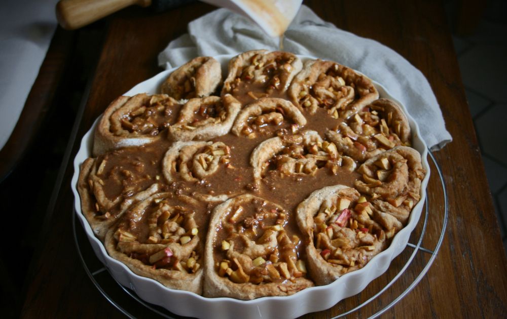 Apfel Zimtschnecken werden begossen