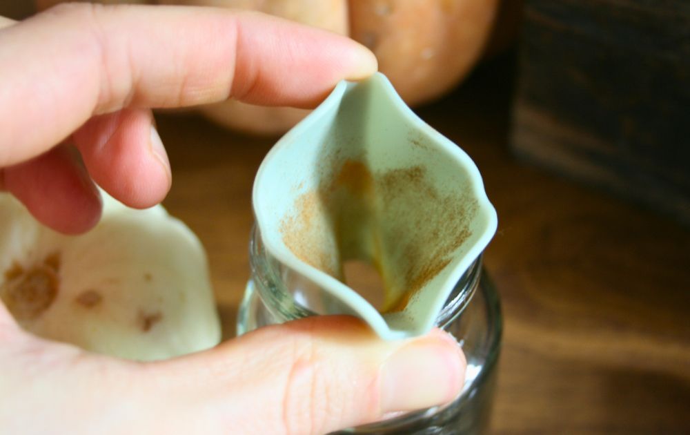 Pumpkin Spice in Glas füllen mit Silikon Trichter