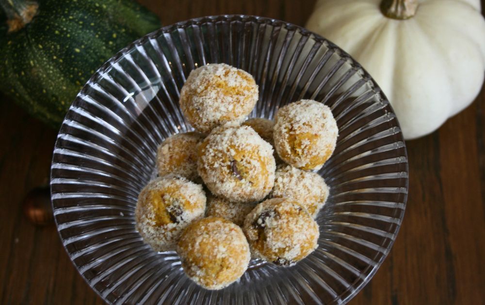 zuckerfreie-pumpkin-pie-energy-balls-in-Glasetagere